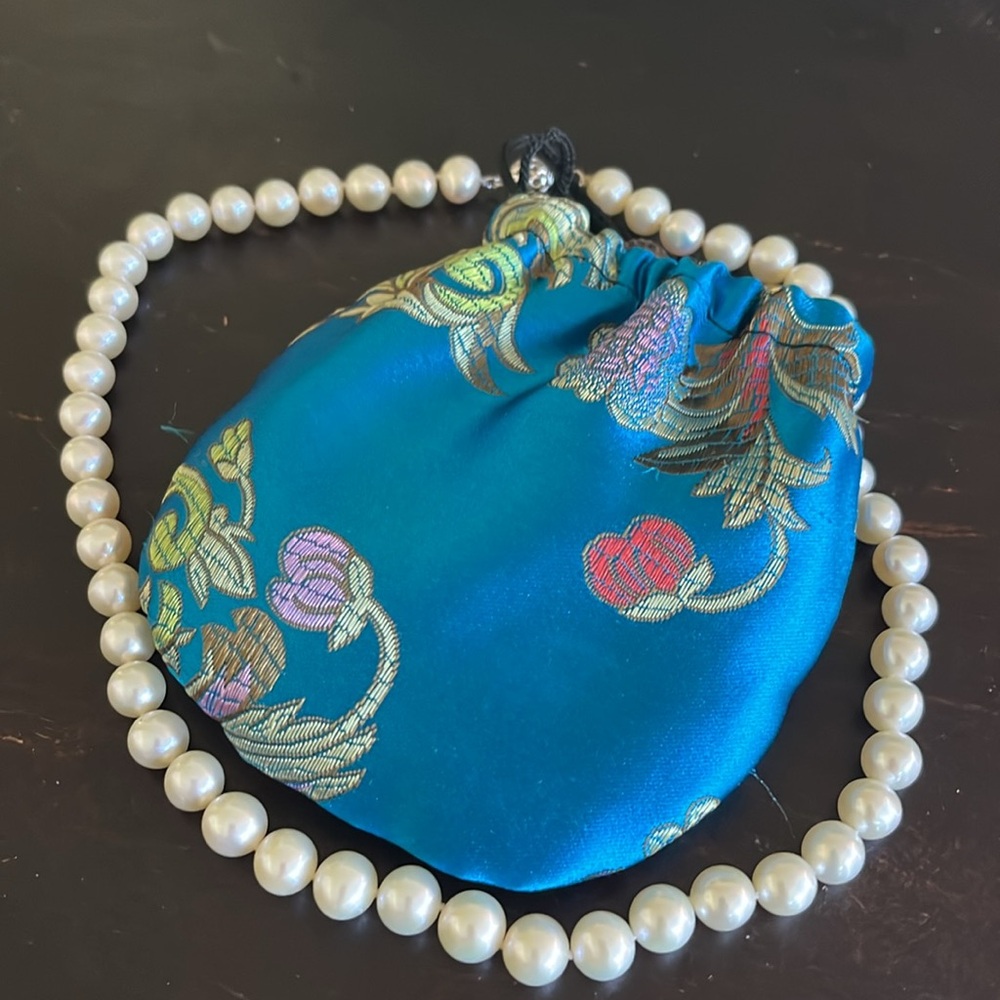 Gorgeous pearl necklace w satin pouch - Picture 2 of 3